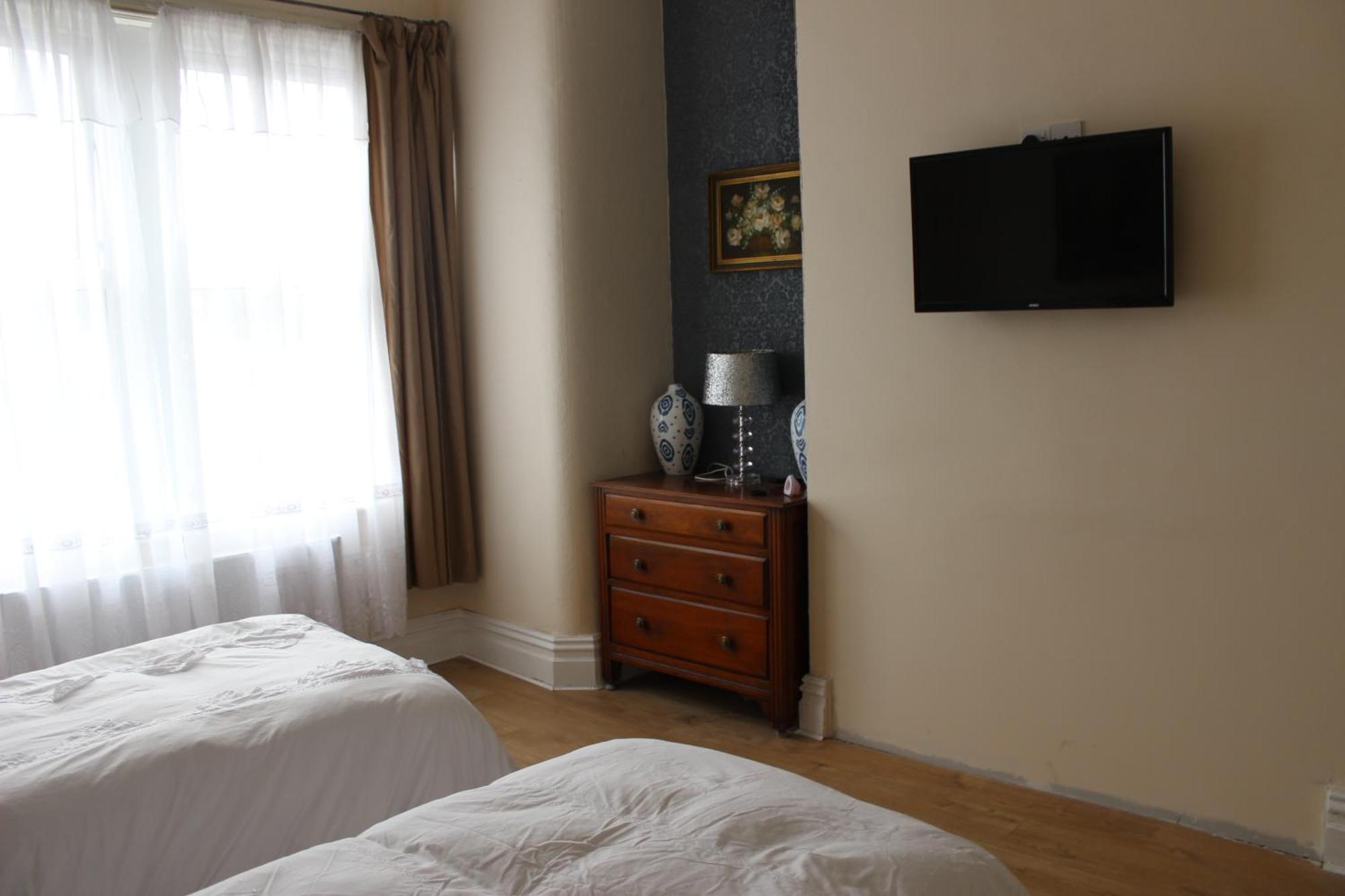 Mother-In-Law Guest House Hotel Leeds Лидс Экстерьер фото