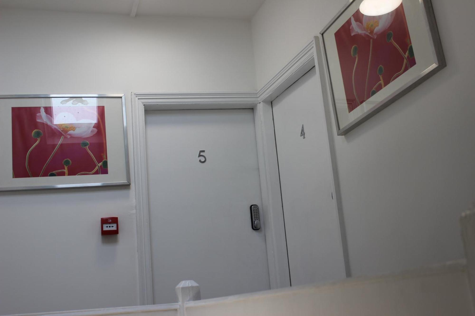 Mother-In-Law Guest House Hotel Leeds Лидс Экстерьер фото