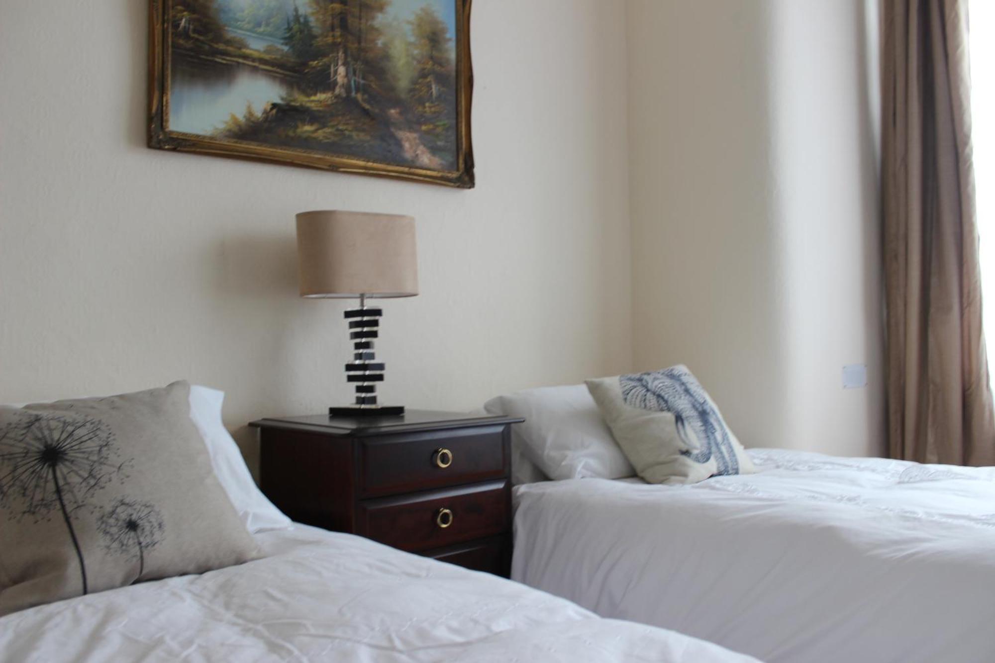 Mother-In-Law Guest House Hotel Leeds Лидс Экстерьер фото